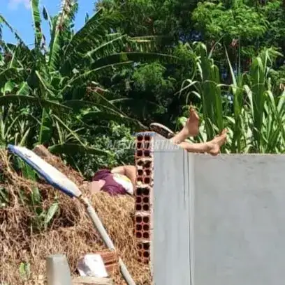 Indivíduo fica pendurado em muro ao tentar invadir residência em Paiçandu