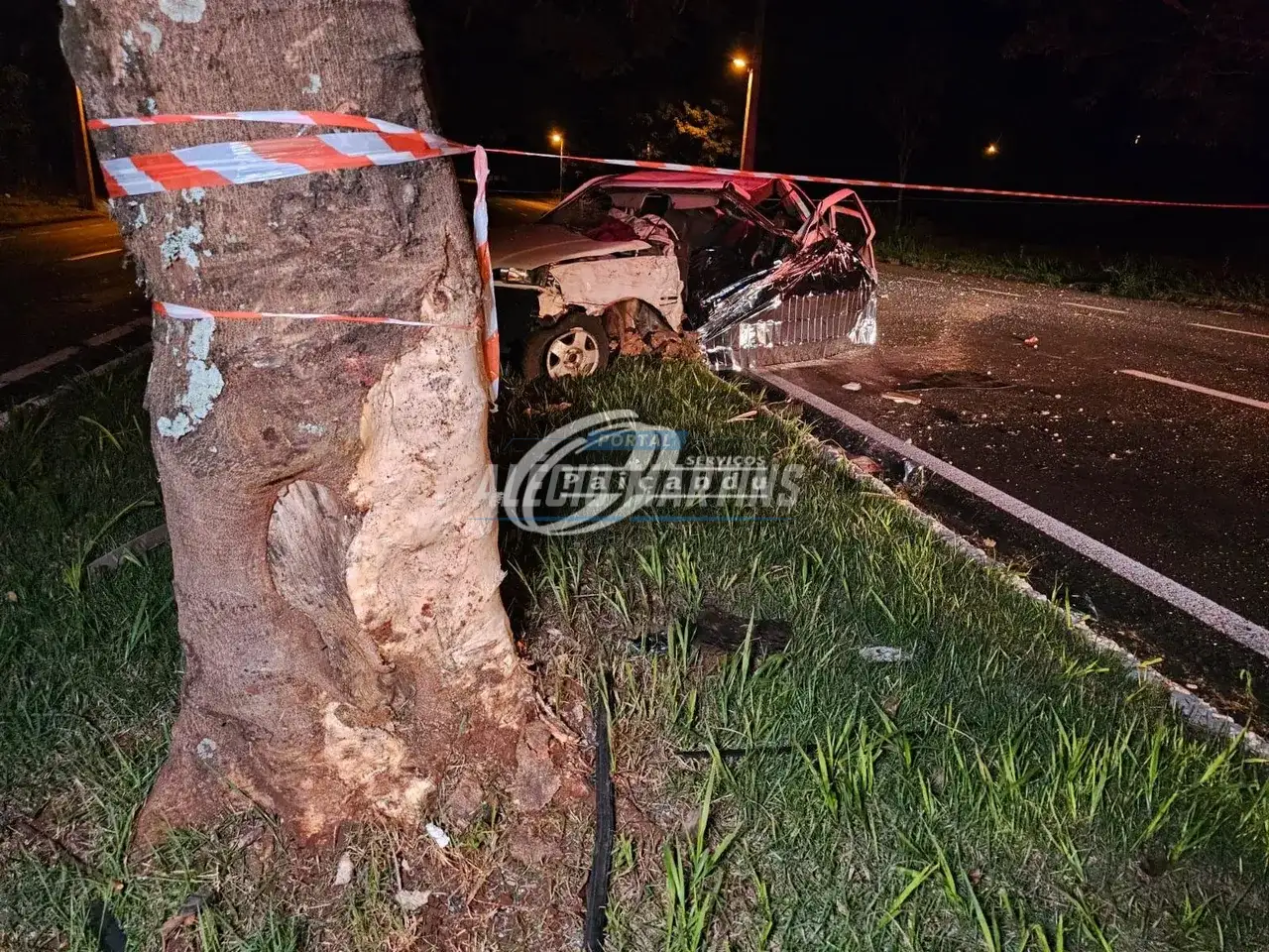 Uma pessoa morre e outra é socorrida em estado grave após veículo colidir contra árvore em Maringá