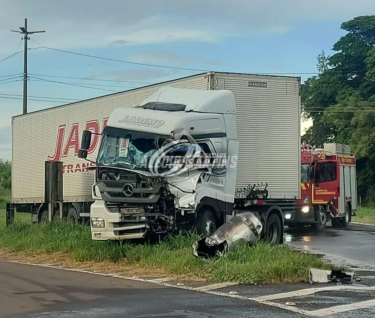 Caminhoneiro fica ferido após colisão entre duas carretas na PR-323