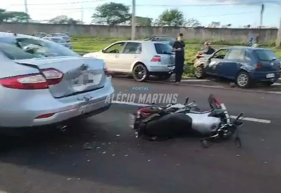 Engavetamento envolvendo cinco carros e duas motos, deixa duas mulheres feridas na rodovia entre Paiçandu e Maringá