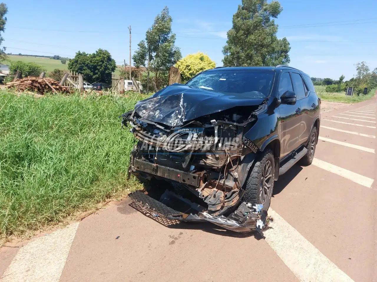 Motorista fica ferido após após colisão entre duas caminhonetes na rodovia PR-323