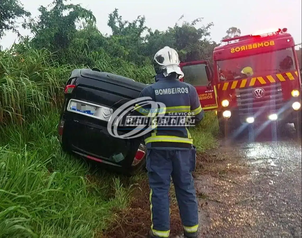 Veículo capota após aquaplanar na rodovia PR-323