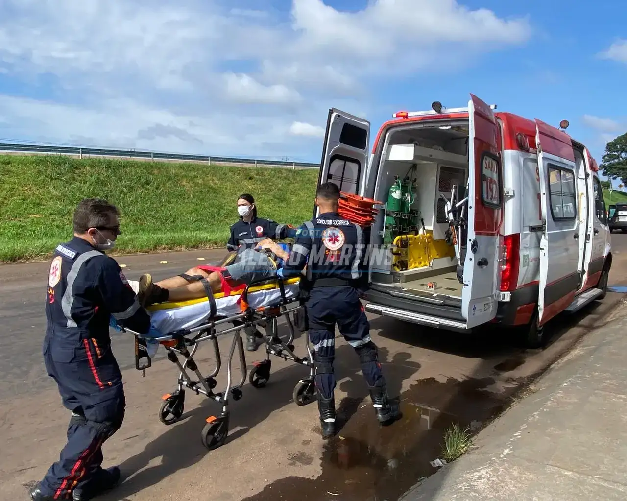 Motociclista é socorrido após acidente na marginal da rodovia em Paiçandu