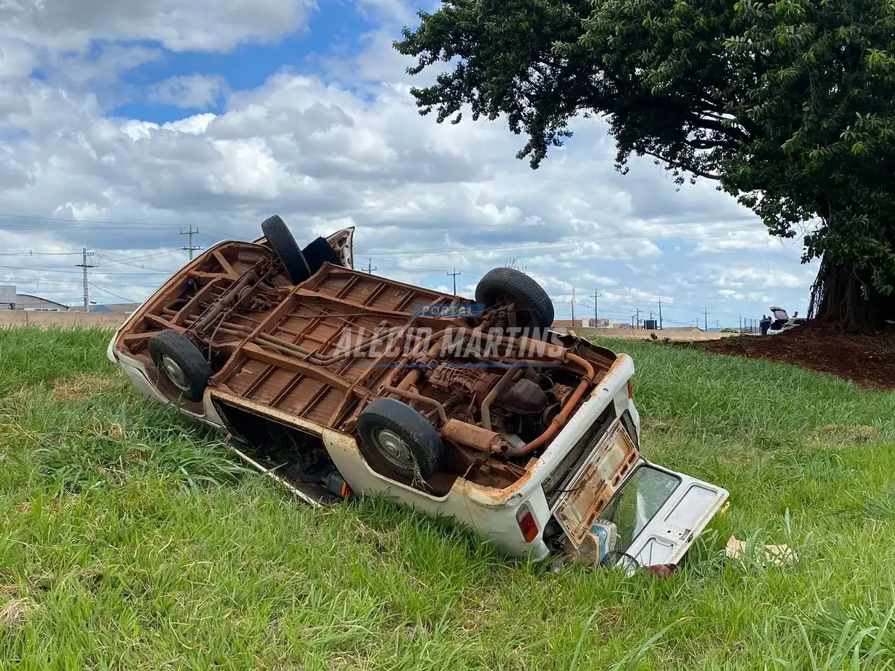 Kombi capota após acidente envolvendo três veículos na rodovia em Paiçandu