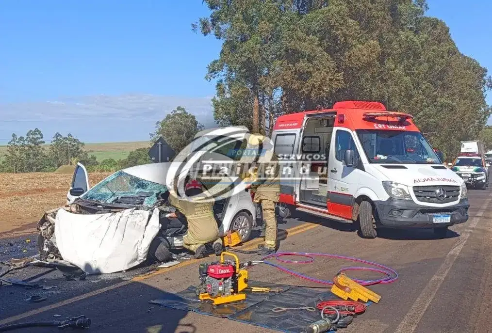 Motorista fica presa as ferragens após acidente entre dois carros e um caminhão na PR-323