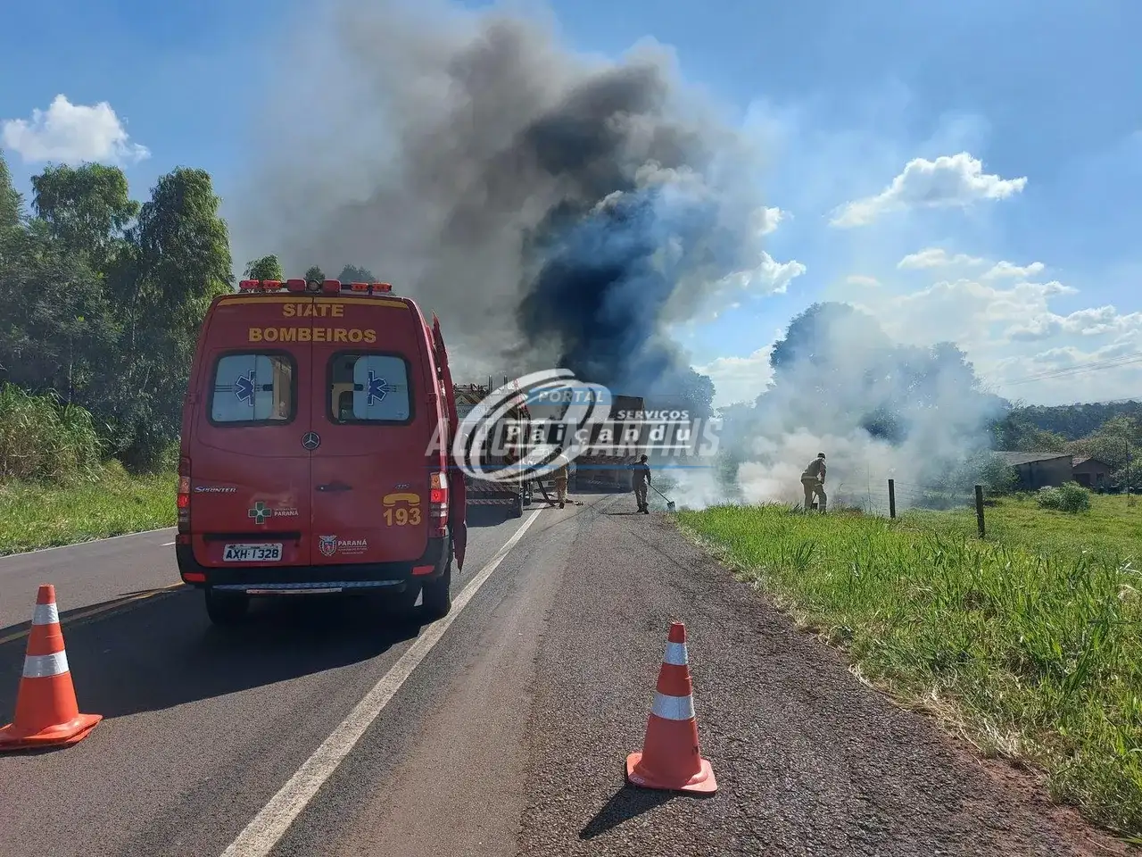 Carreta bitrem pega fogo na rodovia PR-323