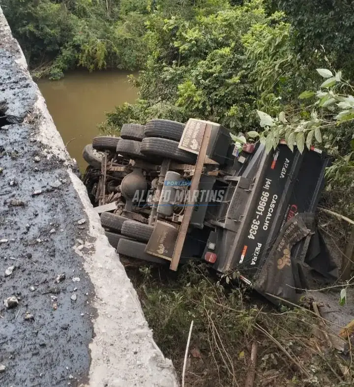 Caminhão cai de ponte em rodovia próximo a Terra Boa