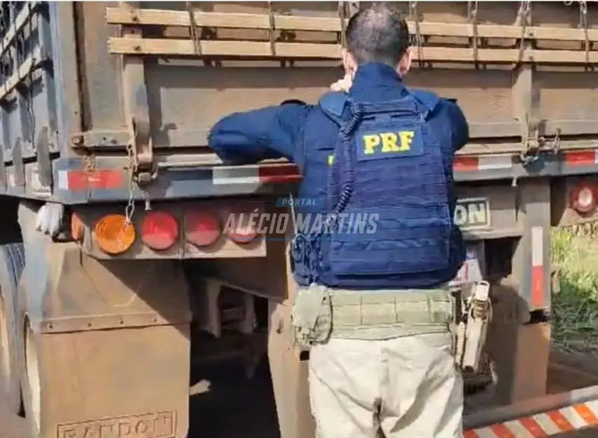 PRF e Receita Federal apreendem bitrem carregado com cigarros contrabandeados na rodovia em Paiçandu