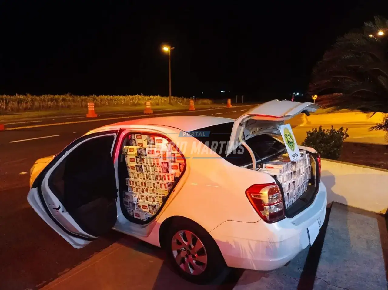 Após perseguição policial motorista abandona carro carregado com cigarros na PR-323