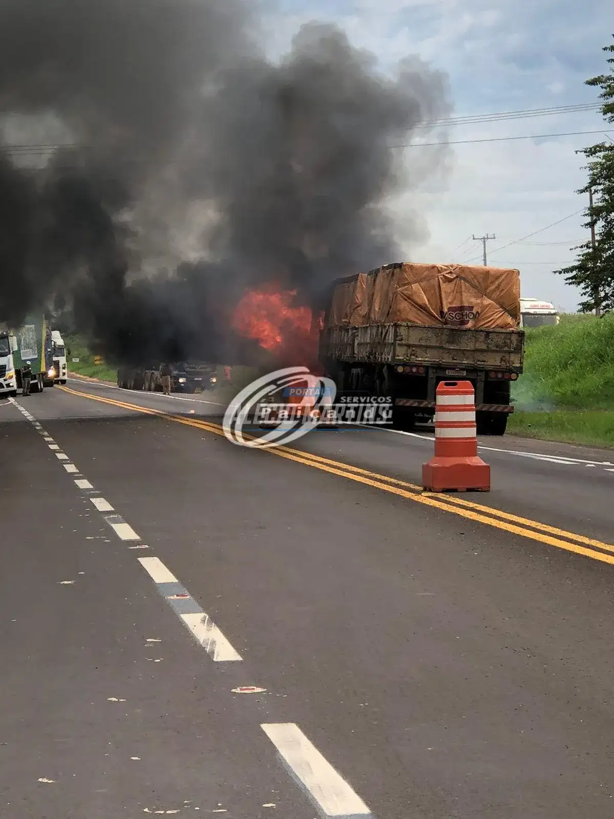 Cabine fica destruída após carreta carregada com barril de chopp pegar fogo na rodovia PR-323