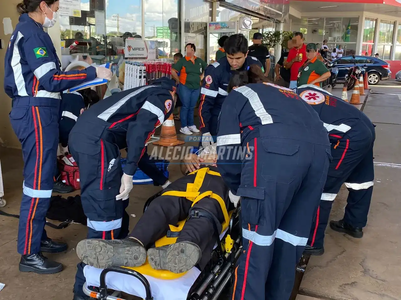 Homem é esfaqueado pelo colega de trabalho enquanto tomava cerveja em pátio de posto de combustível entre Paiçandu e Maringá