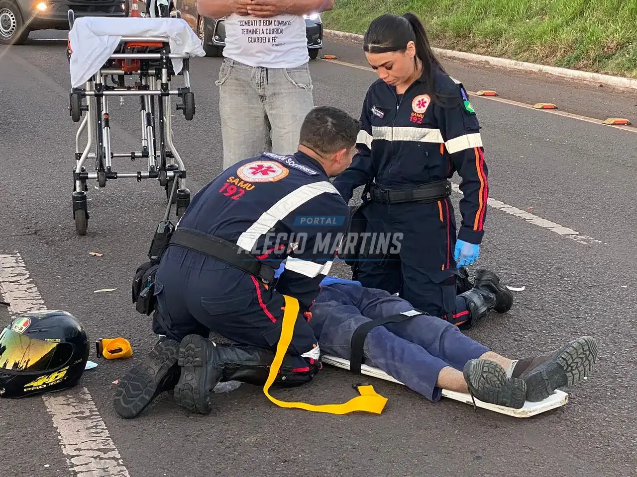 Trabalhadores são socorridos após batida entre duas motos na marginal da rodovia entre Paiçandu e Maringá