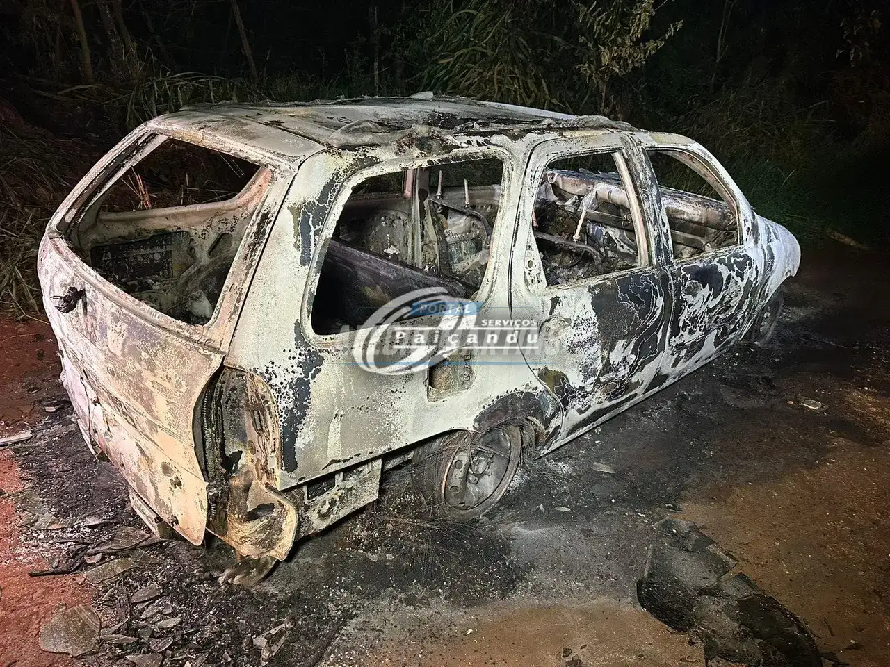 Carro utilizado por atiradores em tentativa de homicídio em Sarandi é localizado incendiado em Paiçandu