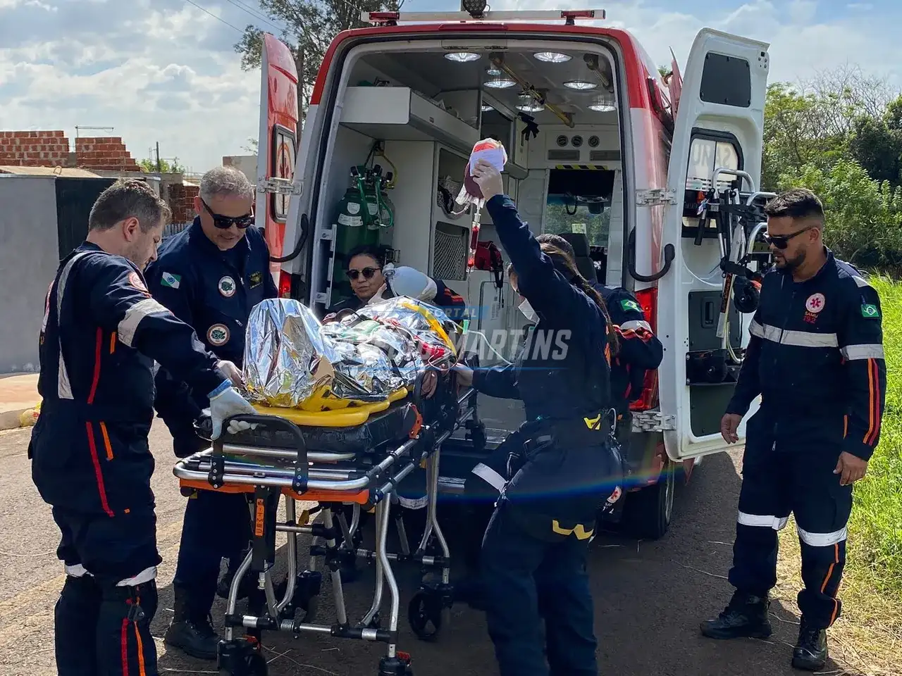 Mulher é socorrida em estado grave após acidente entre moto e caminhão em Paiçandu. A vítima precisou receber um transfusão de sangue ainda no local.