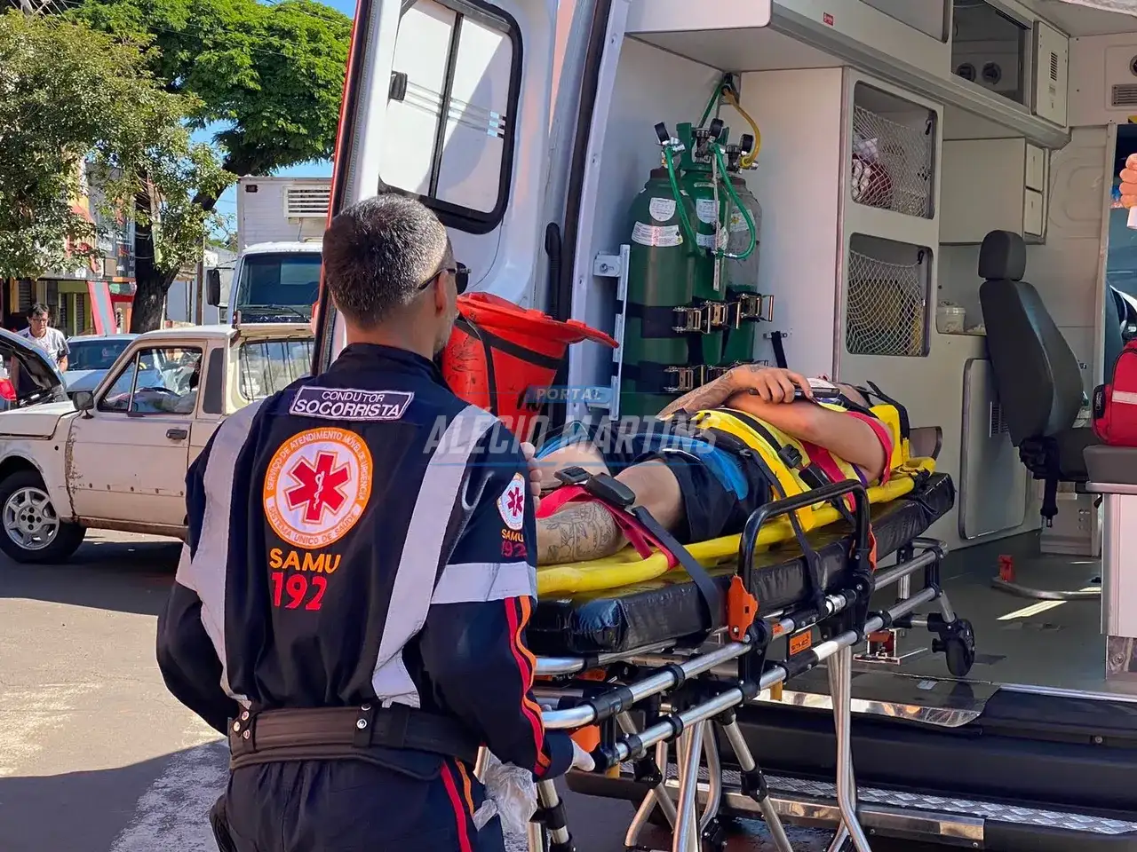 Motociclista é socorrido pelo SAMU após acidente no centro de Paiçandu