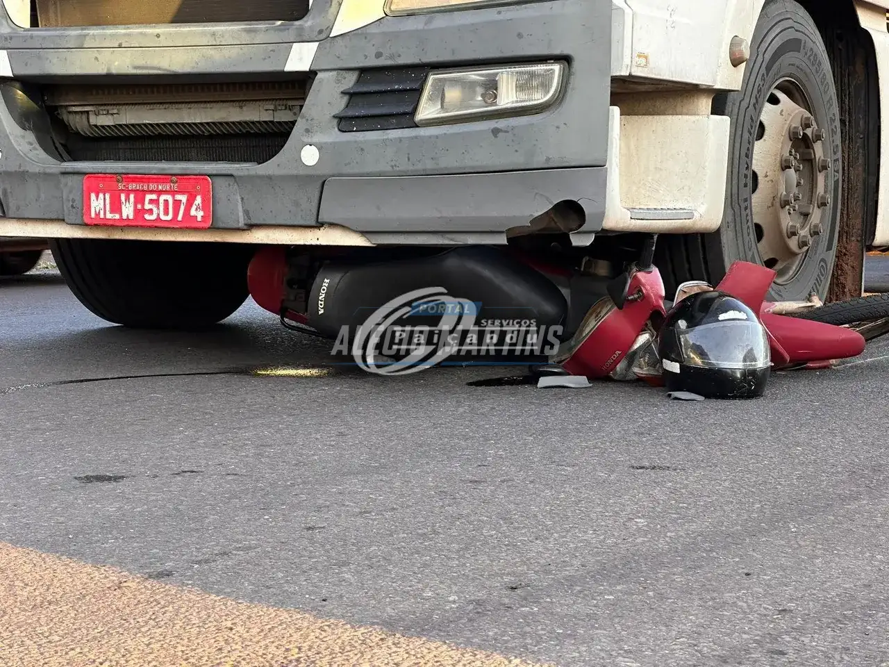 Motociclista é socorrida em estado grave após acidente no cruzamento do Café Basa