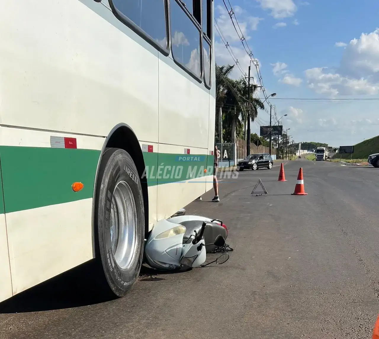 Motociclista sofre queda e vai parar debaixo de ônibus na marginal da rodovia entre Paiçandu e Maringá