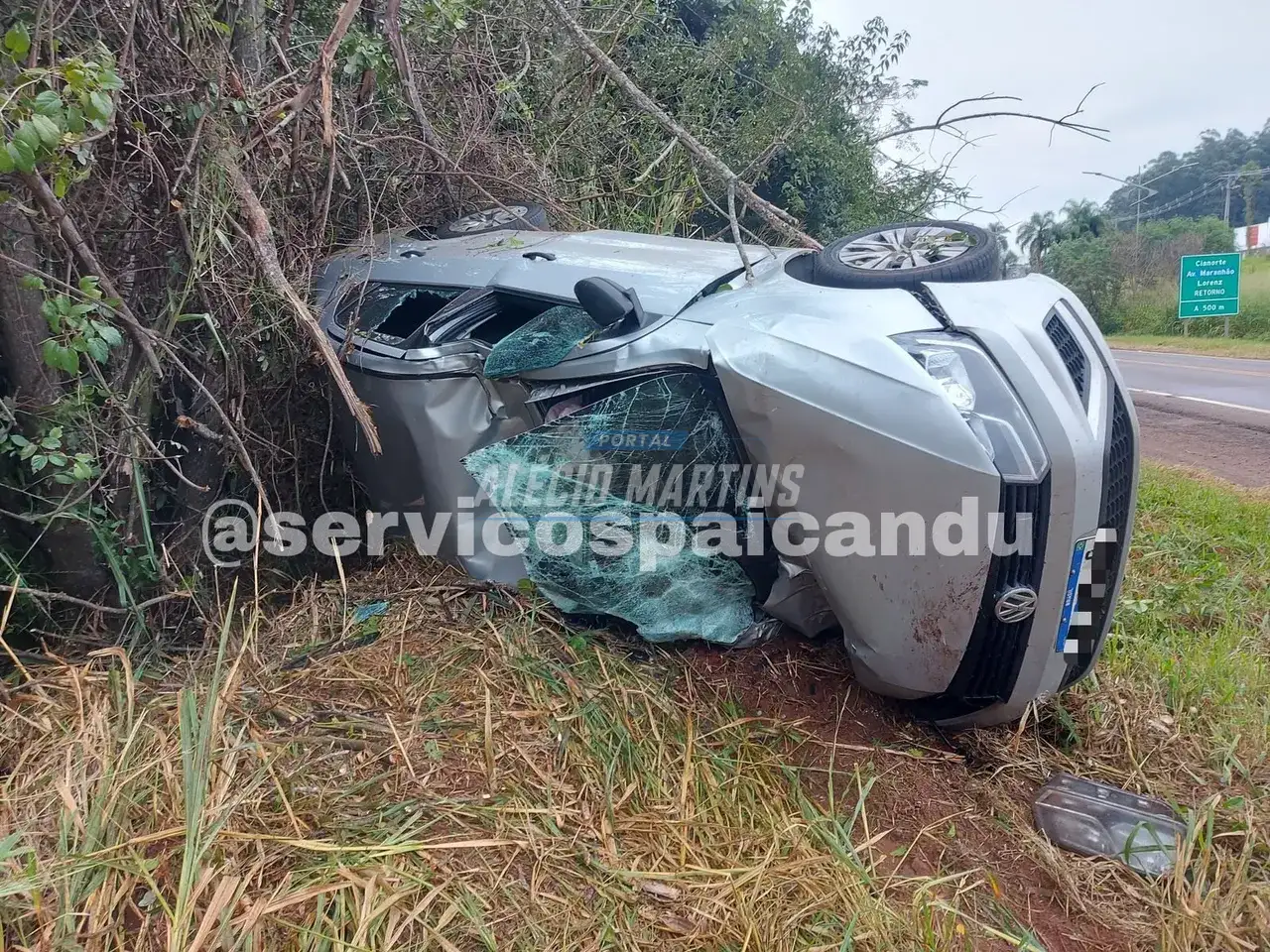 Veículo tomba após motorista perder o controle da direção na PR-323