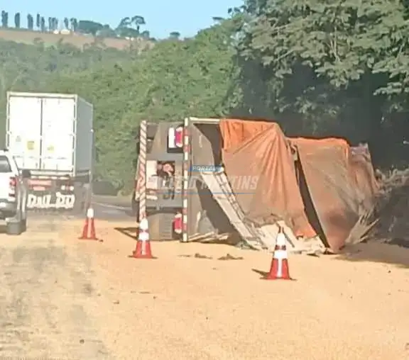Carreta carregada com milho tomba na PR - 323