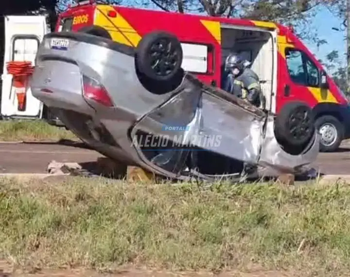 Veículo capota após colisão na PR-323