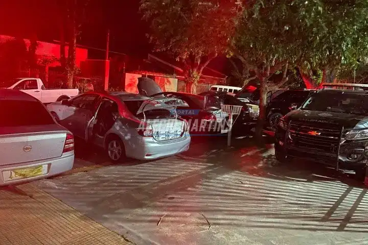 Comboio de veículos carregados com cigarros contrabandeados são apreendidos pela polícia na PR 323
