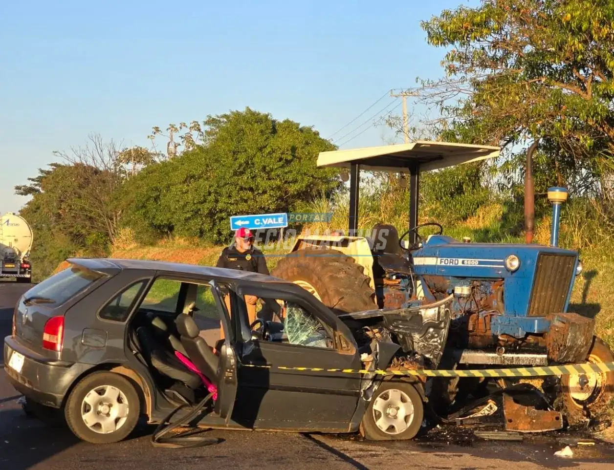 Colisão entre carro e trator deixa uma mulher morta na PR-323