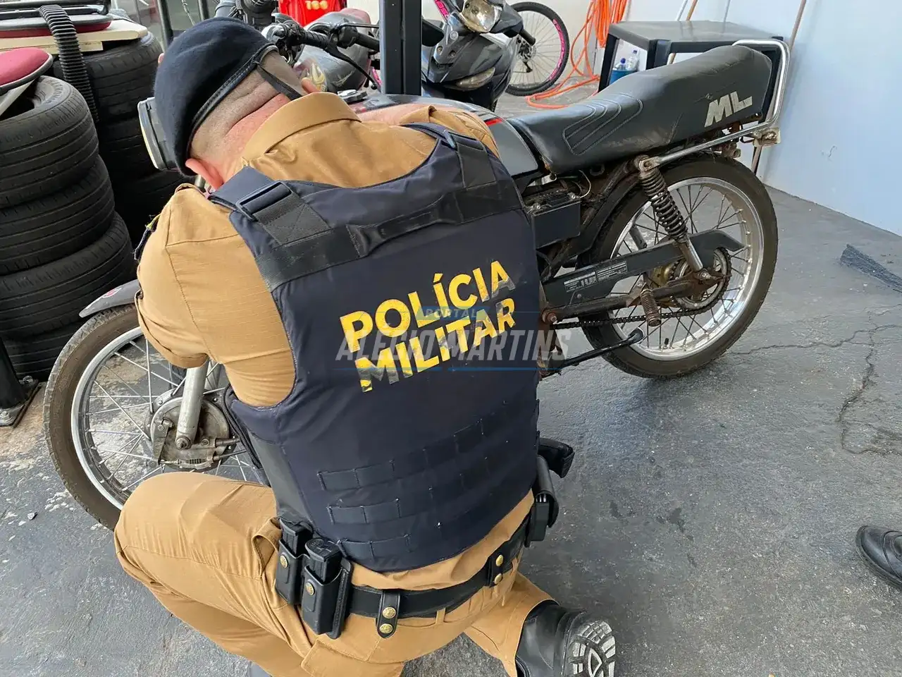 Moto com numeração de chassi suprimida é apreendida após perseguição policial em Paiçandu. Um jovem foi preso