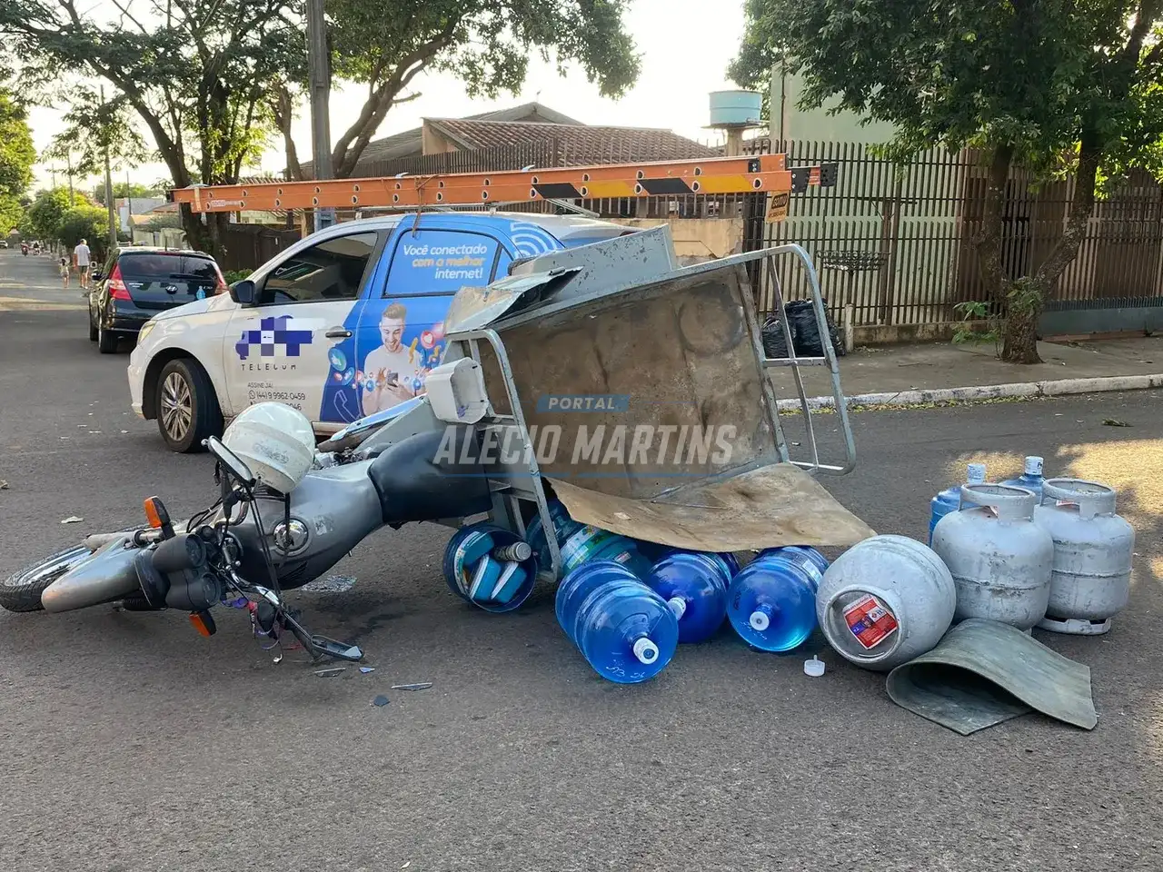 Motorista ao dar ré em carro atinge motociclista que é socorrido pelo SAMU em Paiçandu
