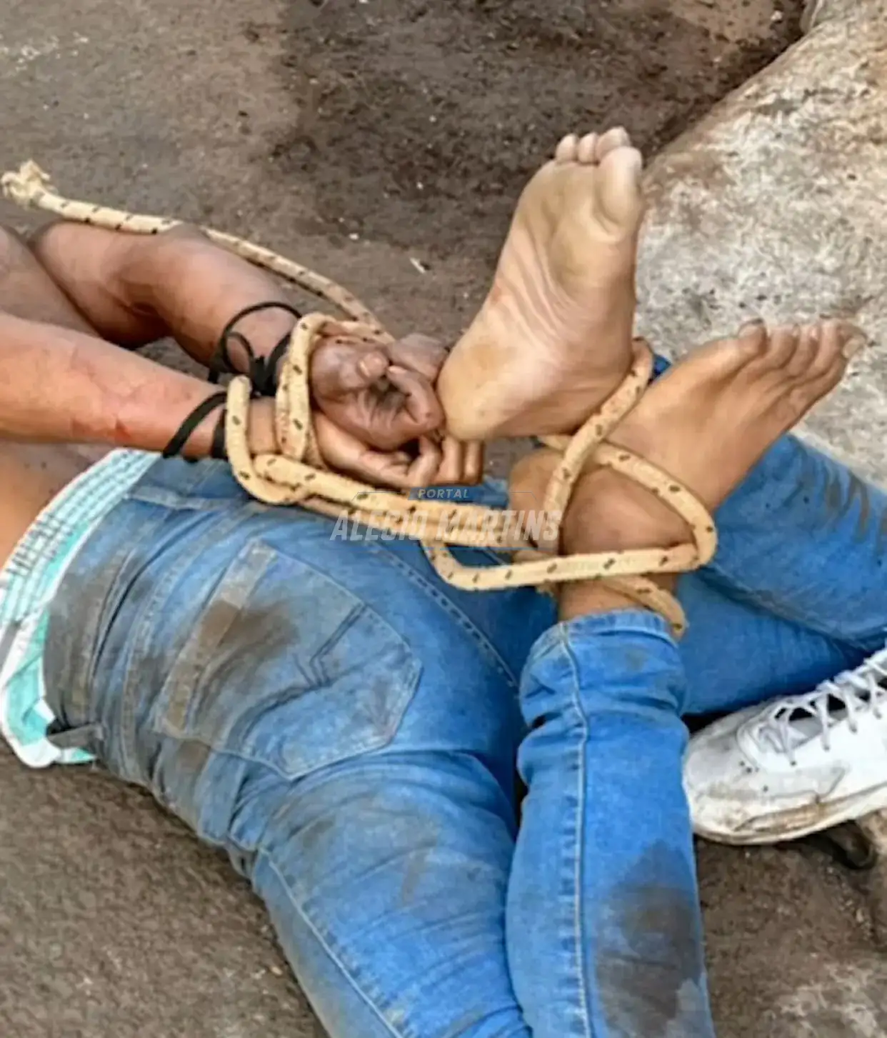Homem é amarrado e na sequência preso após realizar disparos de arma de fogo contra bar