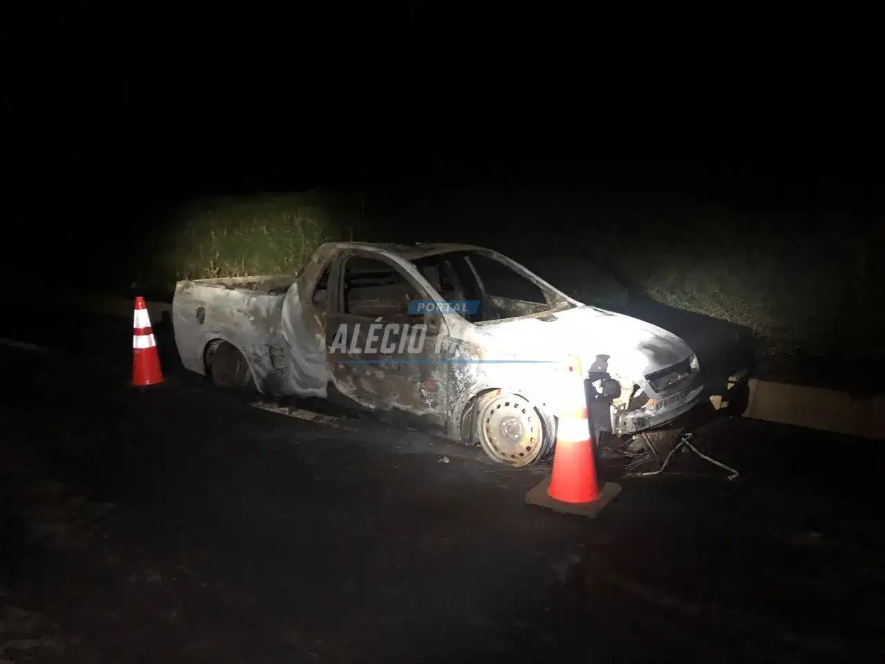 Após perseguição policial veículo com contrabando pega fogo na PR-323