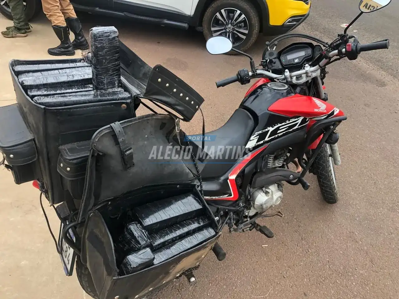 Motociclista transportando maconha é preso e drogas são apreendidas após perseguição na PR-323