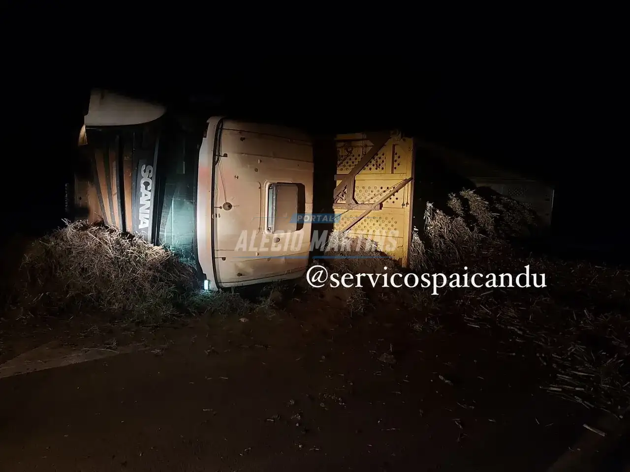 Caminhão carregado com cana-de-açúcar tomba na PR-323