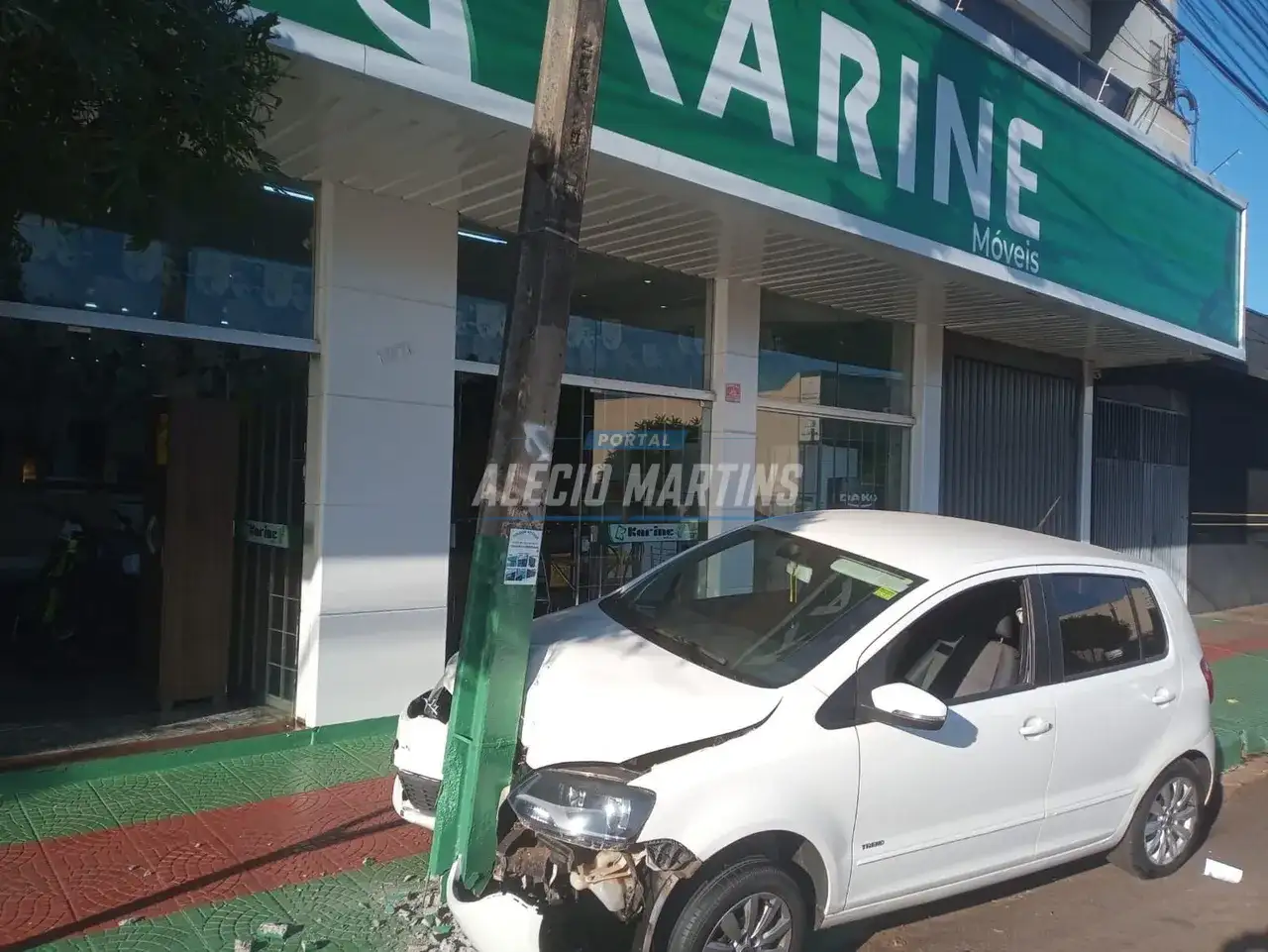 Idoso perde o controle da direção e carro bate em poste no centro de Paiçandu