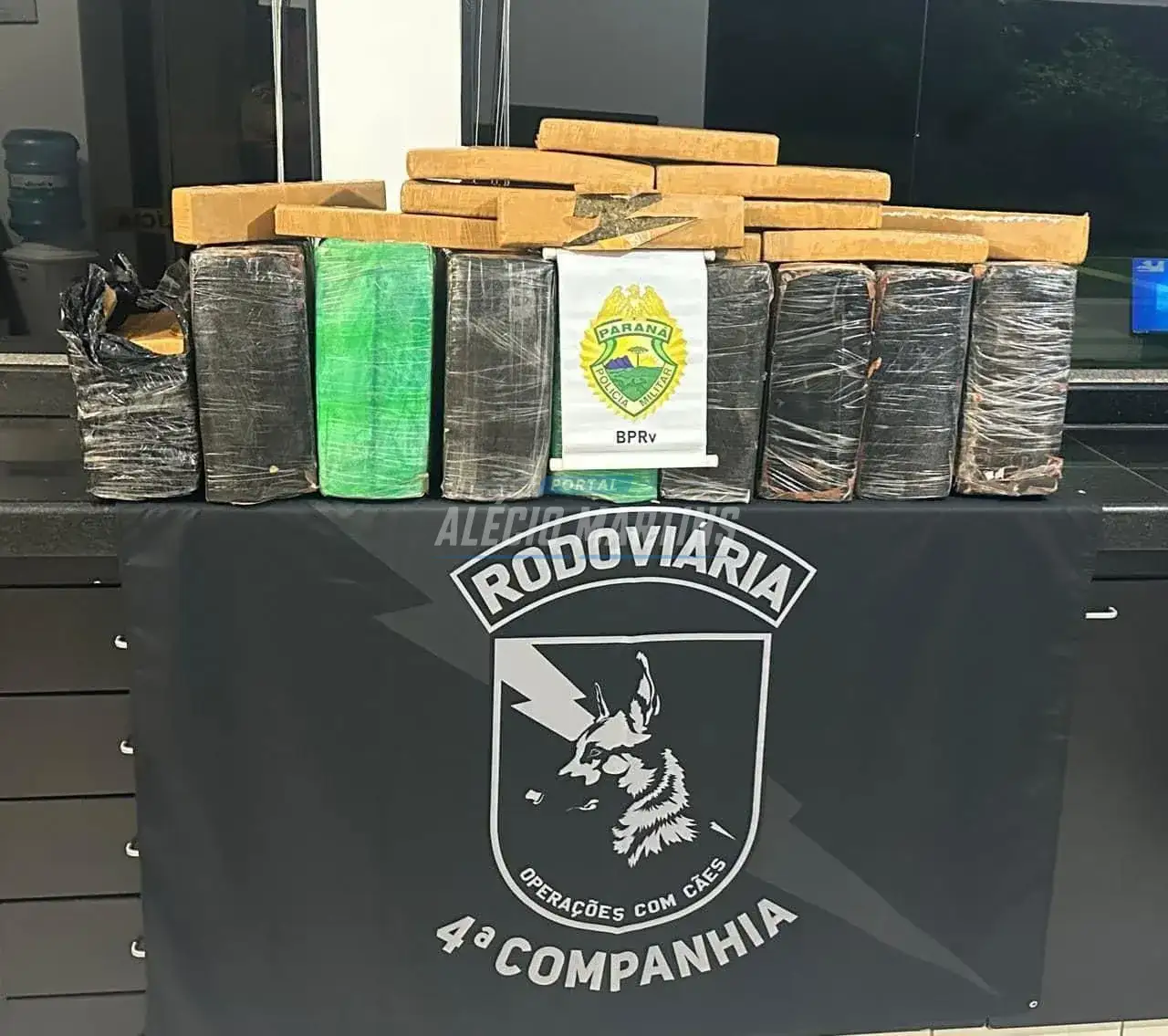 Mais de 200kg de maconha sendo transportada em veículo é apreendida na PR-323