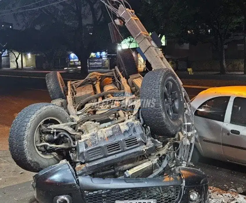 Motorista que perseguia ladrão de moto acaba capotando carro na Av. Colombo