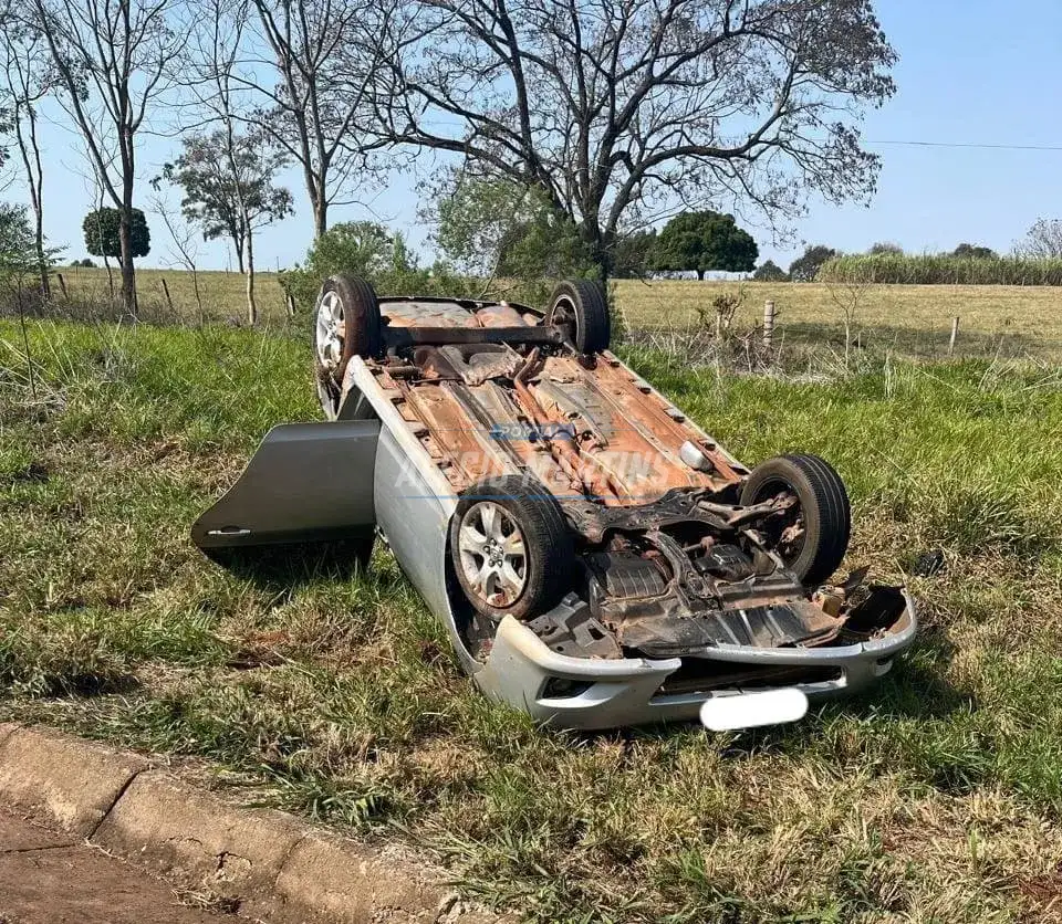 Motorista perde o controle da direção e veículo capota na PR-323