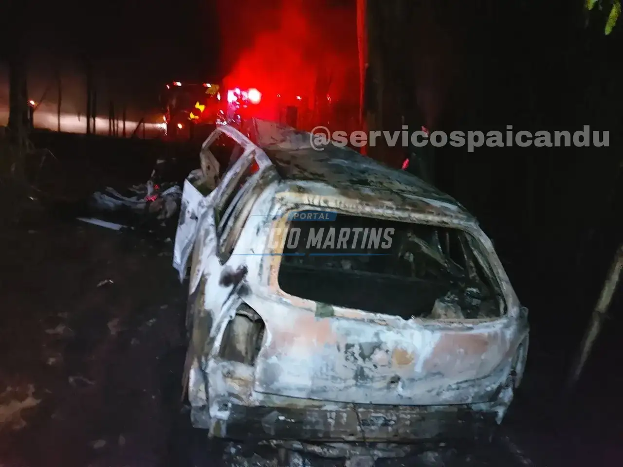 Motorista fica ferido após veículo pegar fogo ao bater em árvore as margens da PR-323