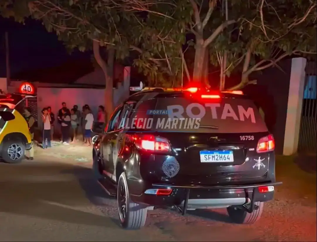 Homem é socorrido em estado grave após ser baleado por 12 vezes e ter faca cravada no pescoço