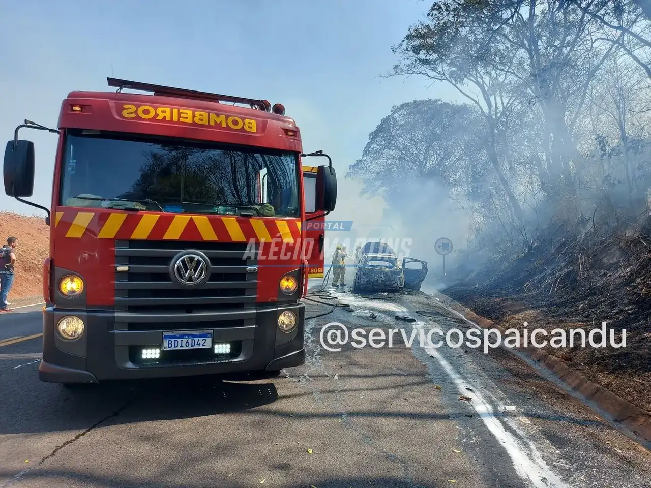 Carro é destruído pelo fogo na rodovia PR-323