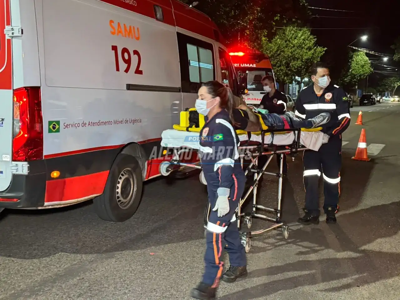 Casal fica ferido após motorista com sinais de embriaguez perder o controle da direção e atingir outro carro e moto estacionados, em Paiçandu