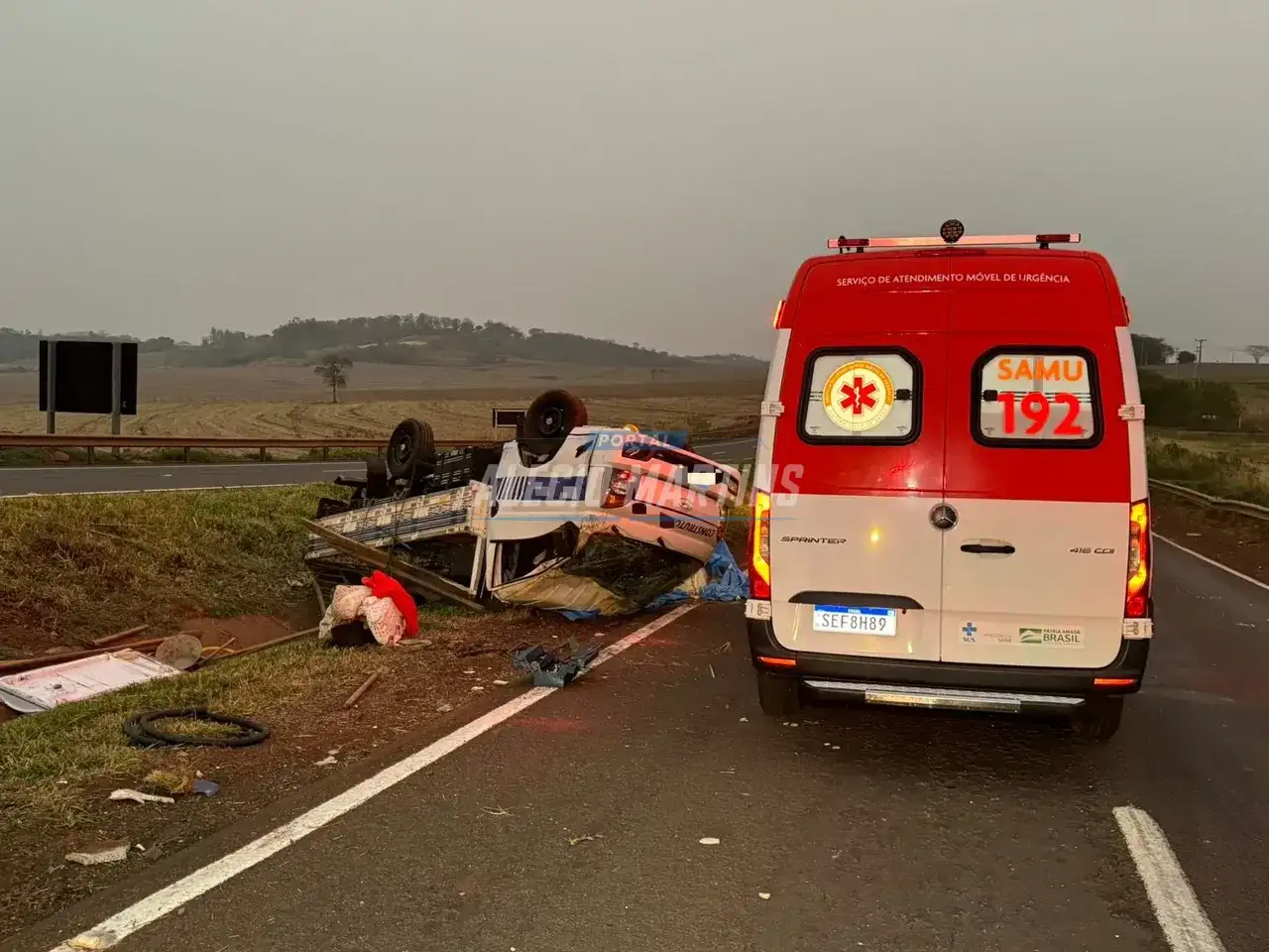 Buraco na pista pode ter causado capotamento de caminhão na rodovia entre Paiçandu e Água Boa. Um homem ficou ferido.
