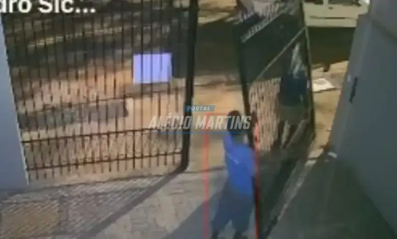 ATÉ PORTÃO - Trio é flagrado furtando portão de residência em Sarandi