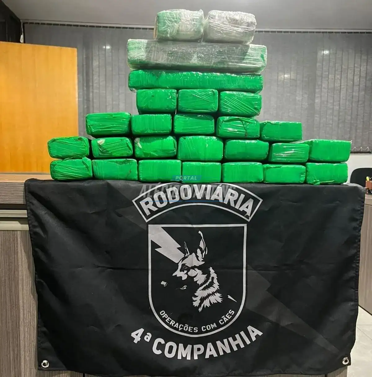 Polícia Rodoviária Estadual apreende maconha com passageiro de ônibus de linha, em Floresta