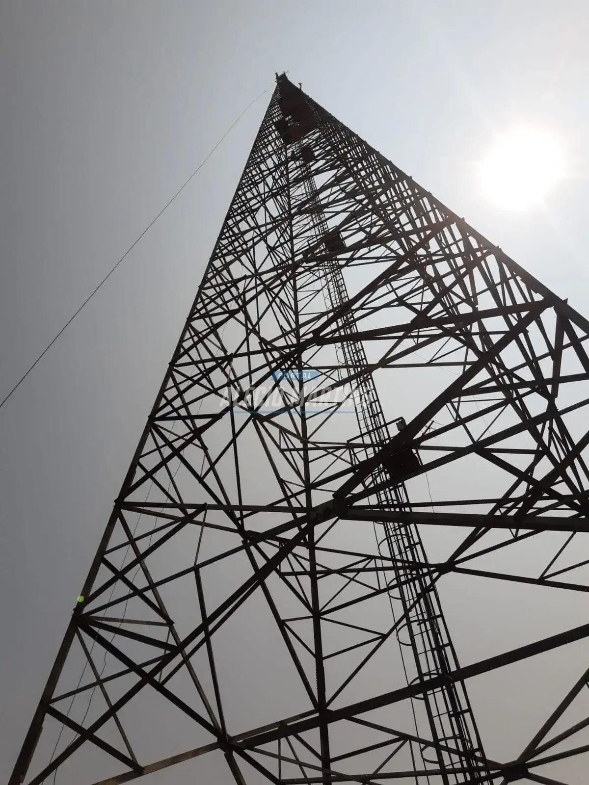 Homem é resgatado pelos Bombeiros após passar mal durante manutenção em torre