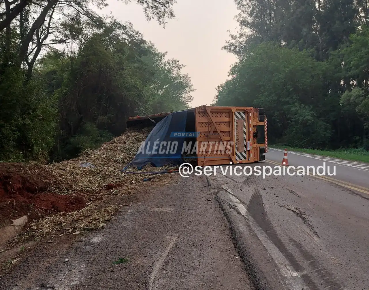 Motorista é socorrido após caminhão carregado com cana-de-açúcar tombar na PR-323