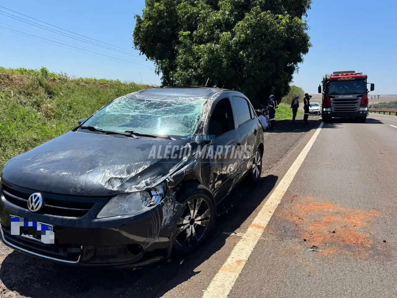 Carro capota após colisão com caminhão na rodovia entre Paiçandu e Água Boa