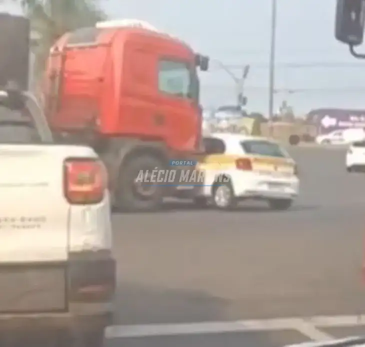 Carro de autoescola é arrastado por carreta na Avenida Colombo entre Maringá e Sarandi