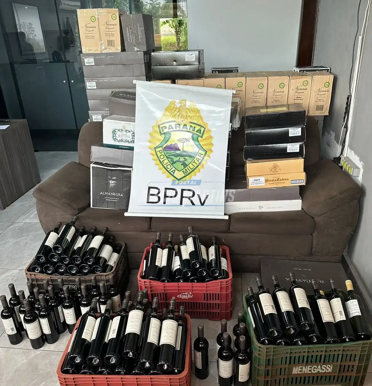 Mais de 400 garrafas de vinho contrabandeados são apreendidas pela Polícia Rodoviária Estadual