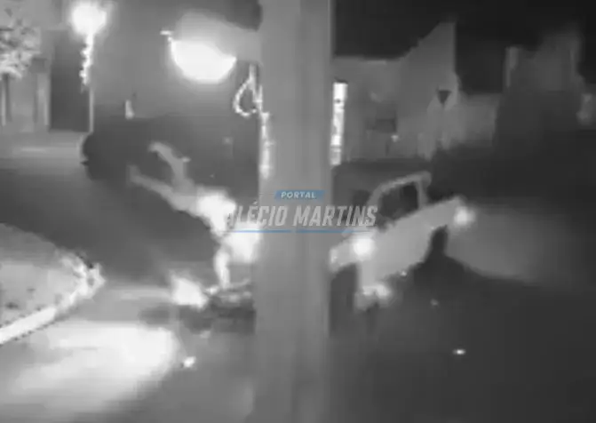 Motociclista é arremessado após acidente em cruzamento do Jardim Novo Centro. Câmera de segurança flagrou a batida.