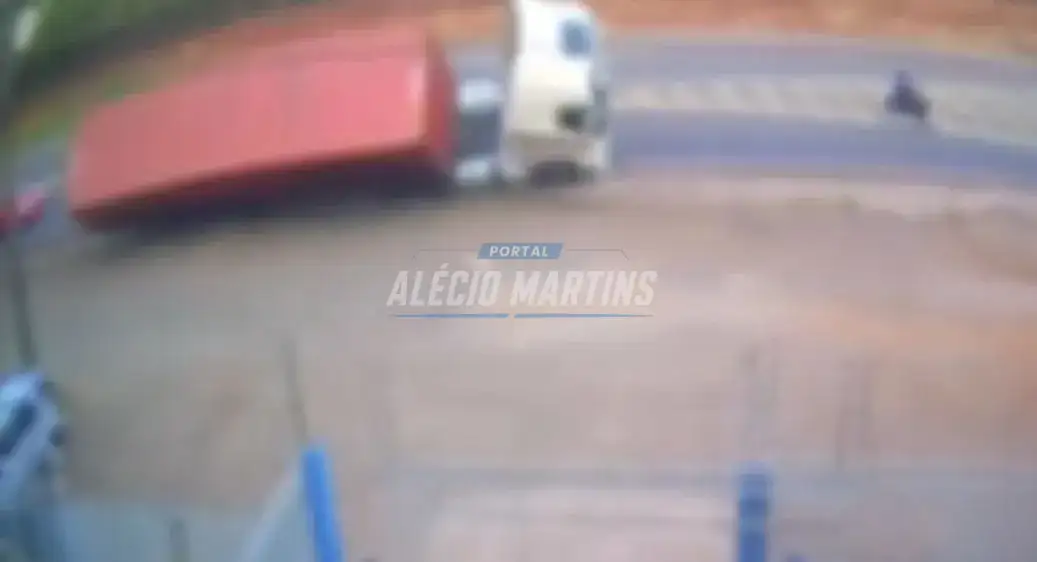 Carreta cai em valeta no Contorno sul de Maringá